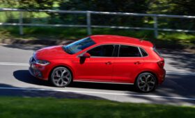 Время тянуть время: состарившийся VW Polo ожидает второй рестайлинг в 2026 году